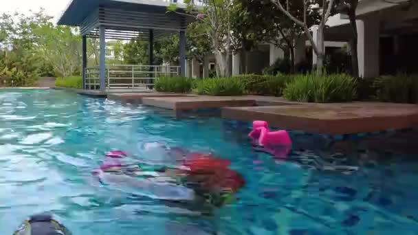 Famiglia Asiatica Divertirsi Piscina All Aperto Bambini Attivi — Video Stock