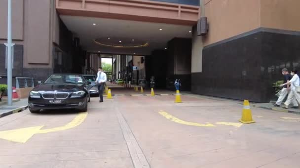 Kuala Lumpur Malaysia March 2021 Walking Valet Parking Enterance Berjaya — Stock Video