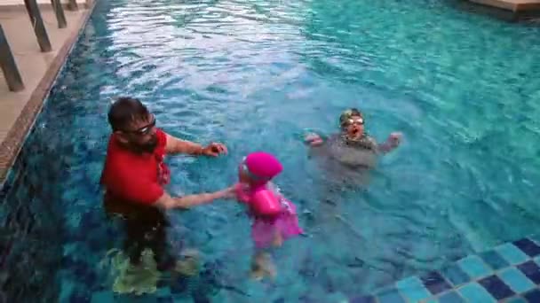 Vista Alto Ângulo Família Asiática Divertindo Piscina Livre Miúdos Activos — Vídeo de Stock