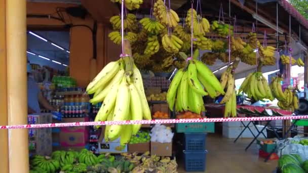 Bangi Malezja Marzec 2021 Banany Wiszące Sklepie Mężczyzną Chodzącym Masce — Wideo stockowe