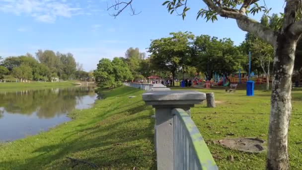 Obracanie Widok Taman Tasik Cempaka Tłumów Ludzi Bandar Baru Bangi — Wideo stockowe