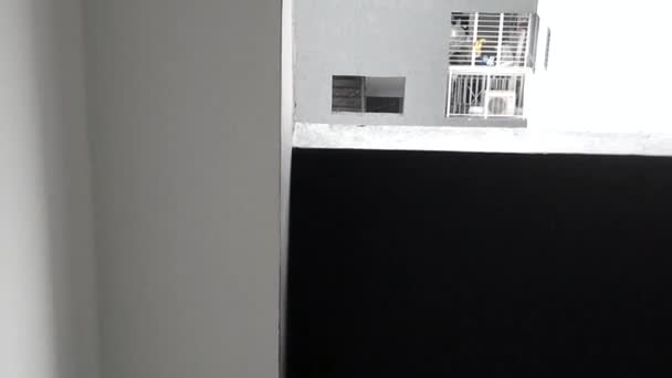 Treppe Runter Einer Wohnung Ich Perspektive Mit Schritten Klingen Verfilmung — Stockvideo