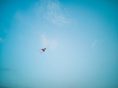 Renkli uçurtma rüzgar mavi gökyüzünde uçan.