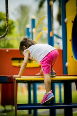 Baba ve şirin küçük Asyalı 2 - 3 yaşında küçük bir kız bebek