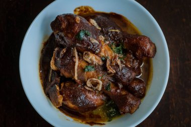 Malezya yemeği Ayam Masak Kicap Kicap ya da siyah soya soslu kızarmış tavuk beyaz kasede.