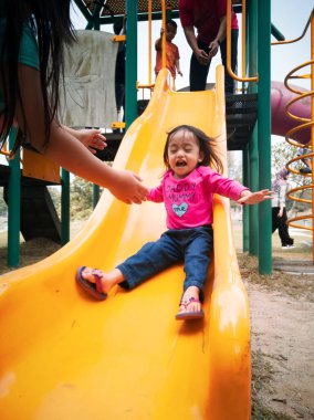 Bangi, Malezya - 18 Ağustos 2019: Oyun parkındaki mutlu çocuklar.