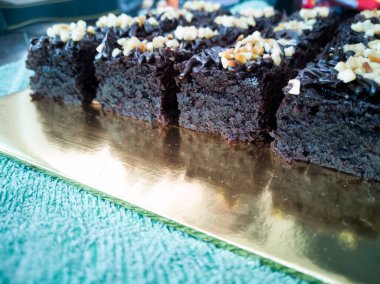 Çikolatalı kek Brownie Squares Çikolatalı Nutella ve Cevizli. Yakın görünüm, seçici odak