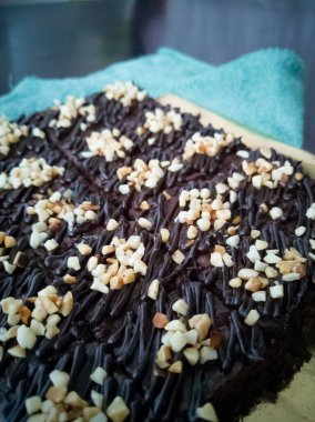 Çikolatalı kek Brownie Squares Çikolatalı Nutella ve Cevizli. Yakın görünüm, seçici odak