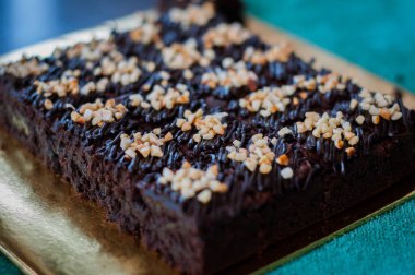 Çikolatalı kek Brownie Squares Çikolatalı Nutella ve Cevizli. Yakın görünüm, seçici odak