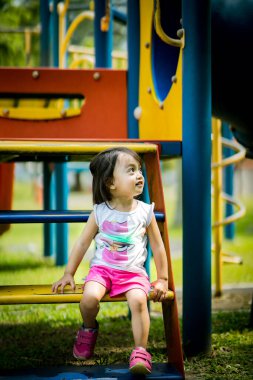 Baba ve şirin küçük Asyalı 2 - 3 yaşında küçük bir kız bebek