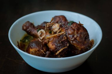 Malezya yemeği Ayam Masak Kicap Kicap ya da siyah soya soslu kızarmış tavuk beyaz kasede.