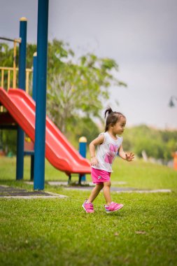 Baba ve şirin küçük Asyalı 2 - 3 yaşında küçük bir kız bebek