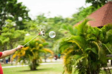 Parkta el sabun köpüğü oynuyorum..