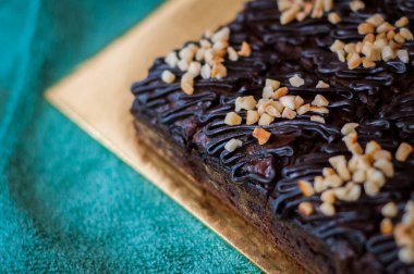 Çikolatalı kek Brownie Squares Çikolatalı Nutella ve Cevizli. Yakın görünüm, seçici odak