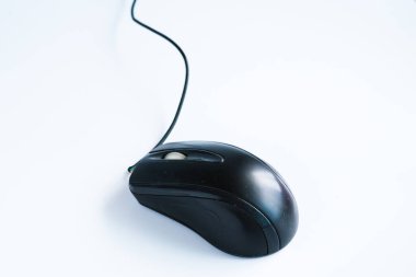 Beyaz arkaplanda modern siyah bilgisayar faresi
