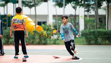 Bangi, Malezya - 10 Temmuz 2019: Çocuklar beyzbol sahasında mutlu bir şekilde oynuyorlar. Toplum çocukları birlikte oynuyorlar..
