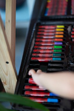 Masa başı görünümünde malzemeler, okul yaratıcı işleri için yaratıcı araçlar, boyama kağıtları, boya fırçaları kalem boyaları, resim malzemeleriyle arka plan,