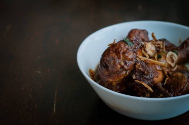 Malezya yemeği Ayam Masak Kicap Kicap ya da siyah soya soslu kızarmış tavuk beyaz kasede.