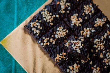 Çikolatalı kek Brownie Squares Çikolatalı Nutella ve Cevizli. Yakın görünüm, seçici odak