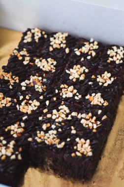 Çikolatalı kek Brownie Squares Çikolatalı Nutella ve Cevizli. Yakın görünüm, seçici odak