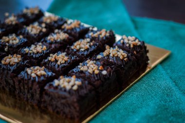 Çikolatalı kek Brownie Squares Çikolatalı Nutella ve Cevizli. Yakın görünüm, seçici odak