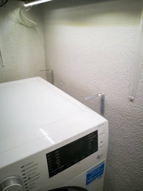 Çamaşır odasının duvarına çelik köşeler (L-profile) monte edildi.