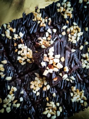 Çikolatalı kek Brownie Squares Çikolatalı Nutella ve Cevizli. Yakın görünüm, seçici odak