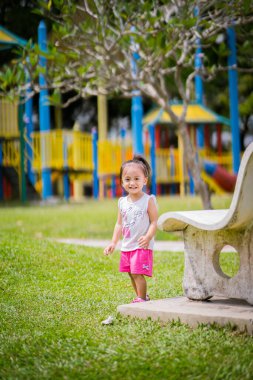 Baba ve şirin küçük Asyalı 2 - 3 yaşında küçük bir kız bebek