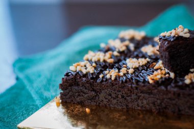 Çikolatalı kek Brownie Squares Çikolatalı Nutella ve Cevizli. Yakın görünüm, seçici odak