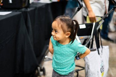 Yüzünde gamzesi olan mutlu bir çocuk..