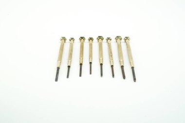 Beyaz arkaplanda izole edilmiş hassas tornavida.