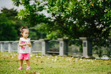 Baba ve şirin küçük Asyalı 2 - 3 yaşında küçük bir kız bebek