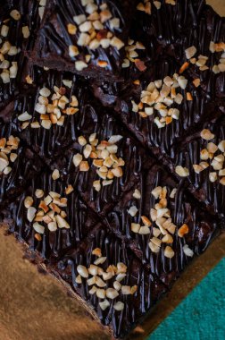 Çikolatalı kek Brownie Squares Çikolatalı Nutella ve Cevizli. Yakın görünüm, seçici odak