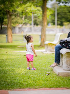Baba ve şirin küçük Asyalı 2 - 3 yaşında küçük bir kız bebek