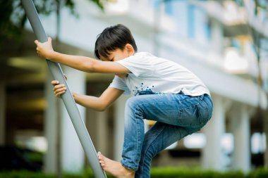 Çocuk parkındaki Asyalı çocuklar. Oyun, eğlence, mutluluk ve heyecan konsepti.