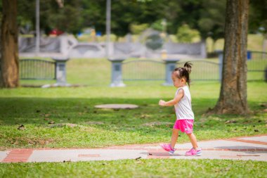 Baba ve şirin küçük Asyalı 2 - 3 yaşında küçük bir kız bebek