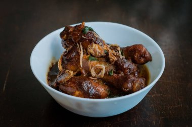 Malezya yemeği Ayam Masak Kicap Kicap ya da siyah soya soslu kızarmış tavuk beyaz kasede.