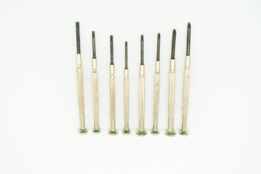 Beyaz arkaplanda izole edilmiş hassas tornavida.