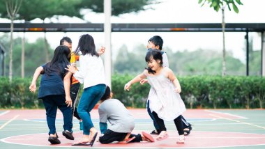 Bangi, Malezya - 10 Temmuz 2019: Çocuklar beyzbol sahasında mutlu bir şekilde oynuyorlar. Toplum çocukları birlikte oynuyorlar..