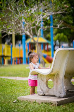 Baba ve şirin küçük Asyalı 2 - 3 yaşında küçük bir kız bebek