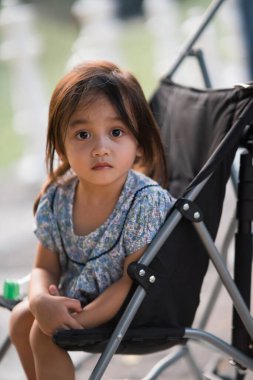 Yeni yürümeye başlayan çocuğun oyuncaklarıyla yemek pişirme görüntüsü..