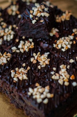 Çikolatalı kek Brownie Squares Çikolatalı Nutella ve Cevizli. Yakın görünüm, seçici odak