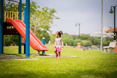 Baba ve şirin küçük Asyalı 2 - 3 yaşında küçük bir kız bebek