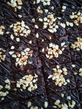 Çikolatalı kek Brownie Squares Çikolatalı Nutella ve Cevizli. Yakın görünüm, seçici odak