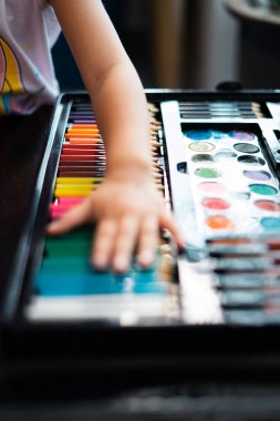 Masa başı görünümünde malzemeler, okul yaratıcı işleri için yaratıcı araçlar, boyama kağıtları, boya fırçaları kalem boyaları, resim malzemeleriyle arka plan,