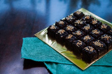 Çikolatalı kek Brownie Squares Çikolatalı Nutella ve Cevizli. Yakın görünüm, seçici odak