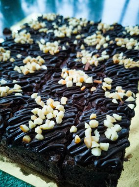 Çikolatalı kek Brownie Squares Çikolatalı Nutella ve Cevizli. Yakın görünüm, seçici odak