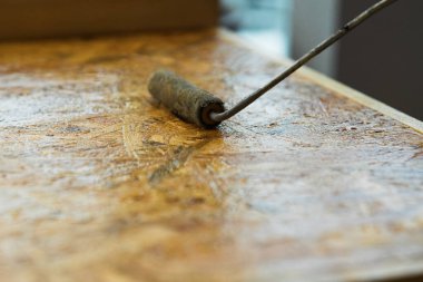 Patenli boya fırçası, laçka ahşap devekuşu tahtası. DIY, marangozluk ve inşaat konsepti.