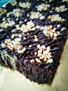 Çikolatalı kek Brownie Squares Çikolatalı Nutella ve Cevizli. Yakın görünüm, seçici odak