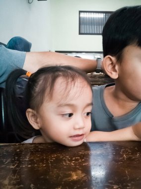 Restoranda kahvaltı bekleyen Asyalı bir aile..